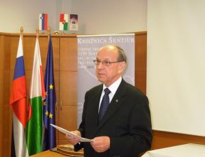 Alfred Brežnik med nagovorom polnega avditorija